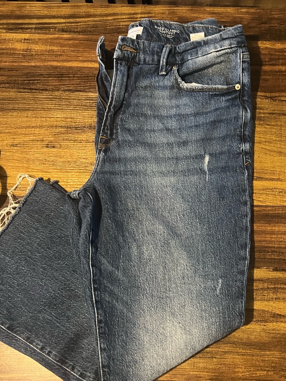 Good American Distressed boot cutJeans in Faded Blue